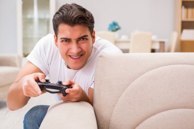 Bilgisayar oyunlarına bağımlı bir adam