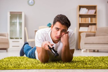 Bilgisayar oyunlarına bağımlı bir adam