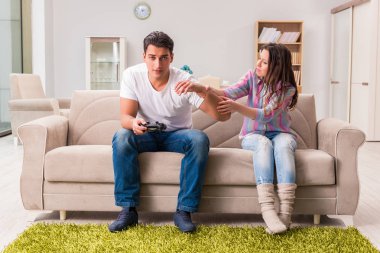 Bilgisayar oyunları bağımlılığından muzdarip genç aile