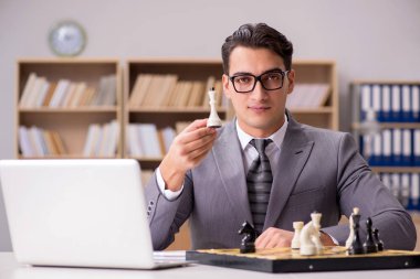 genç işadamı ofiste satranç oynamayı