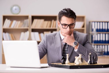 genç işadamı ofiste satranç oynamayı