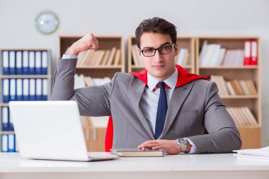 Ofiste çalışan süper kahraman iş adamı.