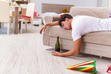 Yoğun bir Noel 'den sonra evde parti var.