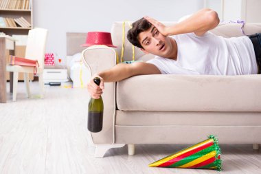 Adam evde ağır parti sonra