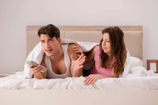 Conflicto familiar con la esposa marido en la cama — Foto de Stock