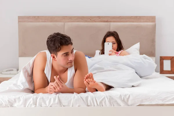 Konflikt rodzinny z mężem w łóżku — Zdjęcie stockowe