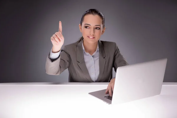 Jovem empresária que trabalha com laptop no conceito de negócio — Fotografia de Stock