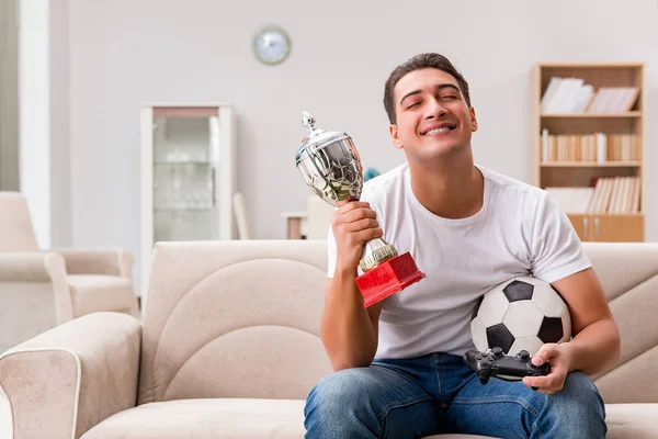 Homem viciado em jogos de computador — Fotografia de Stock