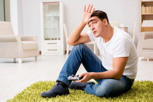 Homem viciado em jogos de computador — Fotografia de Stock