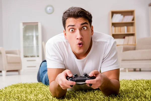 Bilgisayar oyunlarına bağımlı bir adam