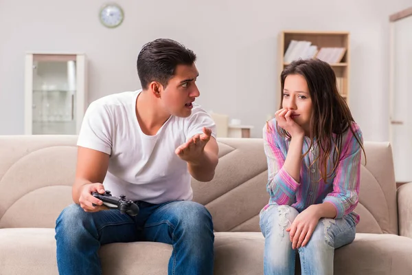 Familia joven que sufre de adicción a los juegos de ordenador —  Fotos de Stock