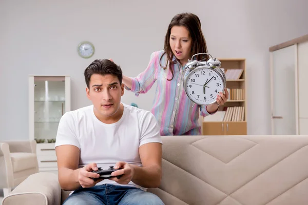 Młoda rodzina cierpiąca na uzależnienie od gier komputerowych — Zdjęcie stockowe