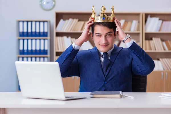 Βασιλιάς επιχειρηματίας που εργάζεται στο γραφείο — Φωτογραφία Αρχείου