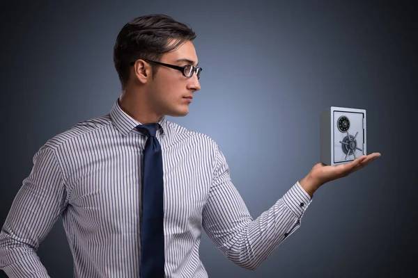 Geschäftsmann im Sicherheitskonzept mit Safe — Stockfoto