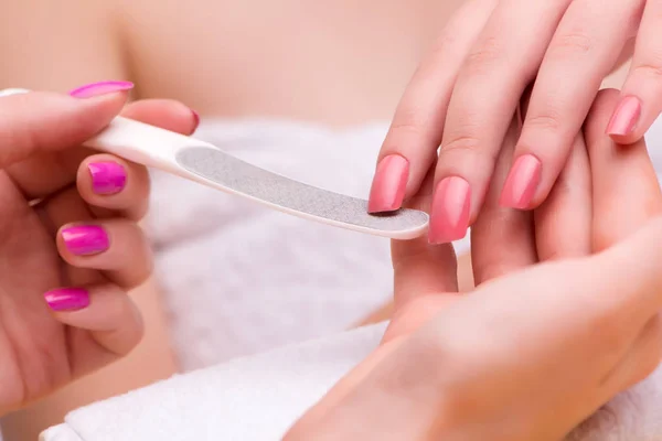 Les mains de la femme pendant la session de manucure — Photo