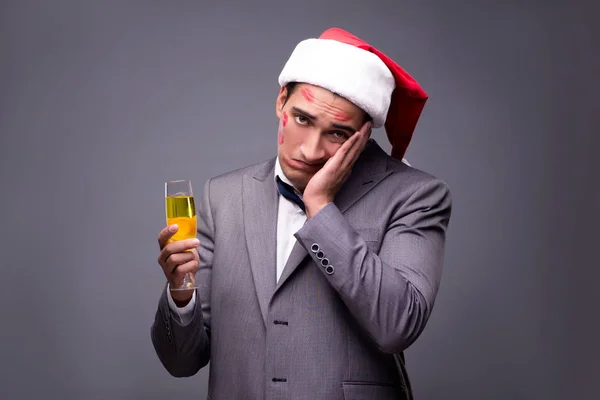 재미 있는 축제 개념에서 산타를 입고 남자 — 스톡 사진