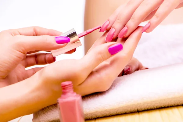 Mani di donna durante procedura di manicure — Foto Stock