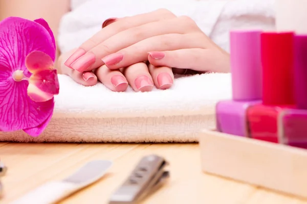 Las manos de mujer durante la sesión de manicura —  Fotos de Stock