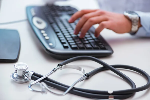 Dokter die aan de computer werkt — Stockfoto