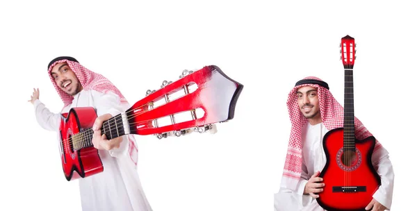 Arabische man gitaarspelen geïsoleerd op wit — Stockfoto