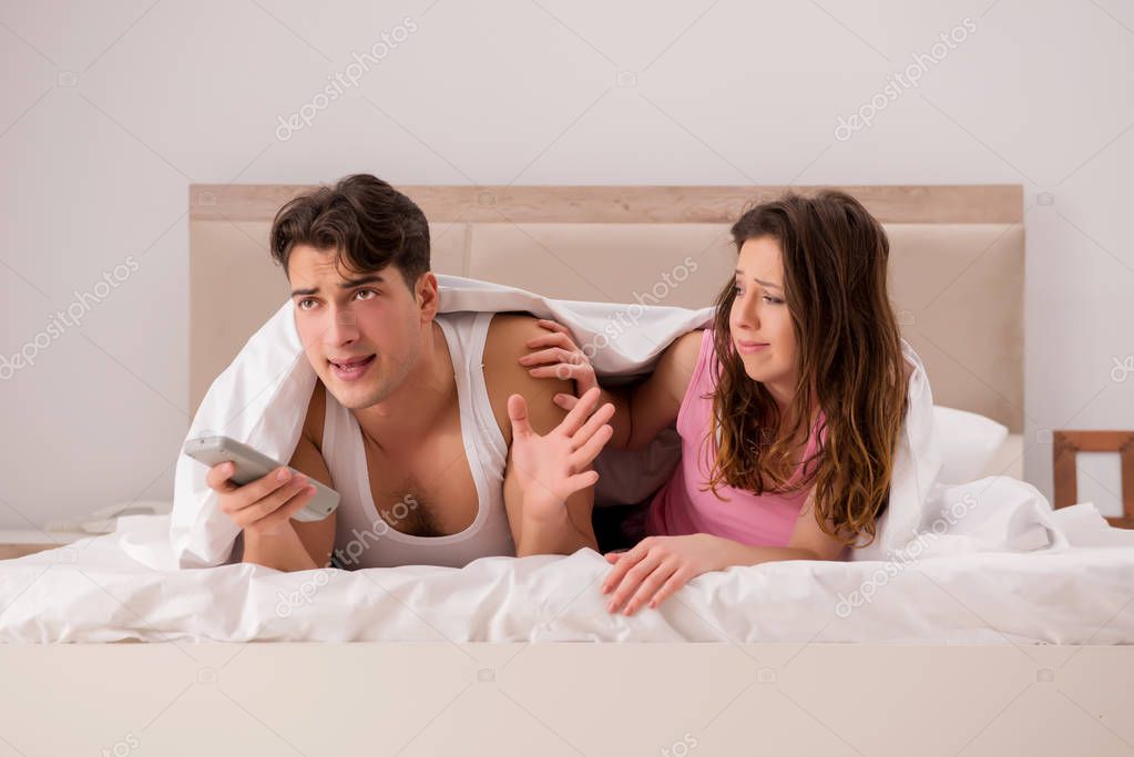Муж и жена пригласили шлюшку к себе в постель