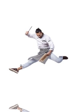 Beyaz arka planda izole edilmiş komik bir erkek aşçı.