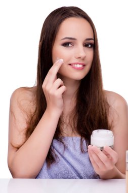 Beyazlar içinde makyaj yapan kadın.