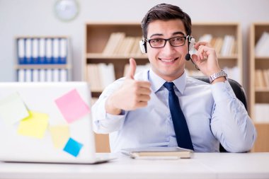 Ofiste çalışan bir işadamı.