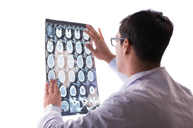 Genç doktor bilgisayardaki röntgen görüntülerine bakıyor.