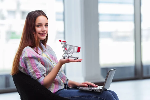Chica joven en concepto de compras en línea —  Fotos de Stock