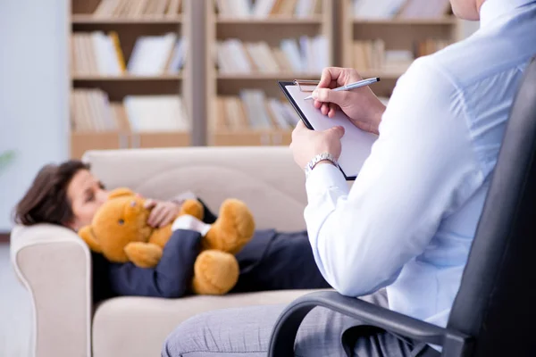 Vrouw met bear speelgoed tijdens bezoek van de psycholoog — Stockfoto