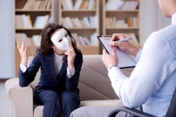 心理学者の訪問の間にマスクを持つ女性 — ストック写真
