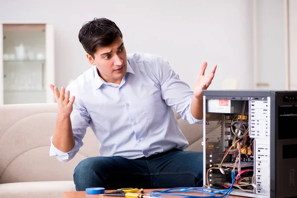 Frustrated man with broken pc computer — Stock Photo, Image