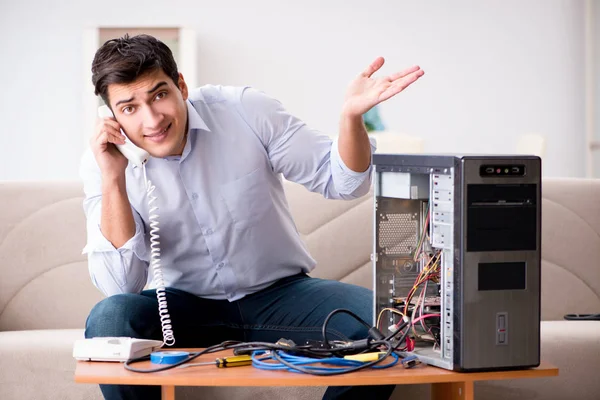 Cliente irritado tentando reparar o computador com suporte por telefone — Fotografia de Stock