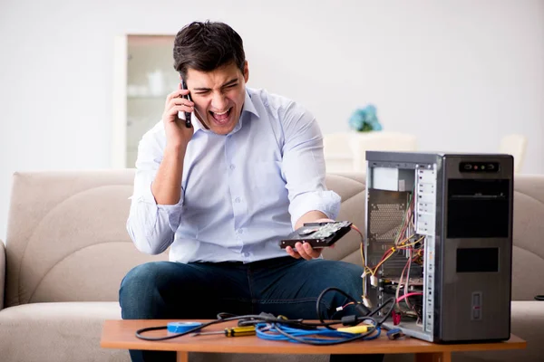Boze klant probeert om computer te repareren met telefoon ondersteuning — Stockfoto