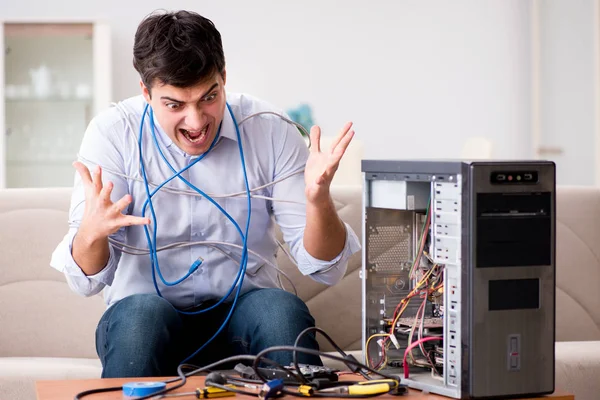 Frustrado homem com computador pc quebrado — Fotografia de Stock