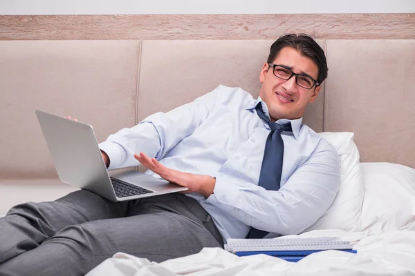 Uomo d'affari che lavora nel letto a casa — Foto Stock