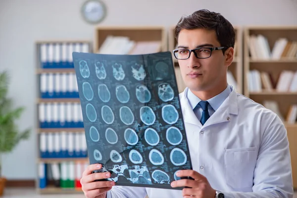 Médico joven mirando la tomografía computarizada imagen de rayos X — Foto de Stock