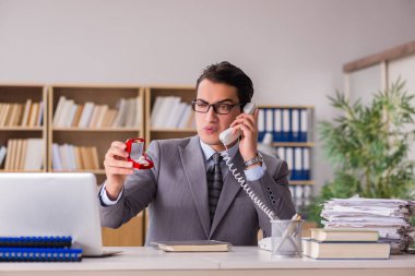 Adam yapma teklifi yere telefon