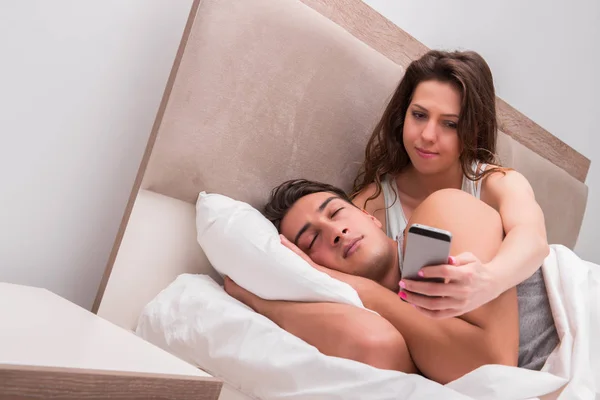 Moglie leggendo i suoi mariti sms messaggi di testo — Foto Stock