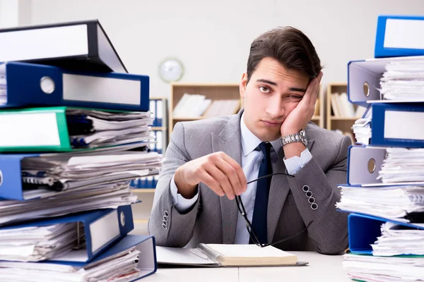 Upptagen affärsman under stress på grund av överdrivet arbete — Stockfoto