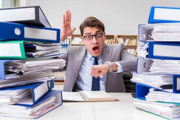 Drukke zakenman onder stress als gevolg van overmatig werk — Stockfoto