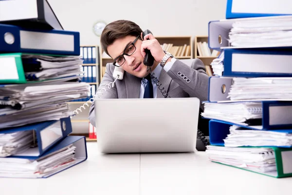 Upptagen affärsman under stress på grund av överdrivet arbete — Stockfoto