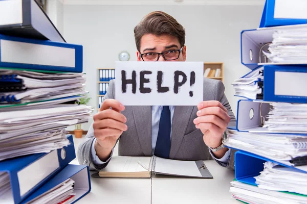 Umtriebiger Geschäftsmann bittet um Hilfe bei der Arbeit — Stockfoto