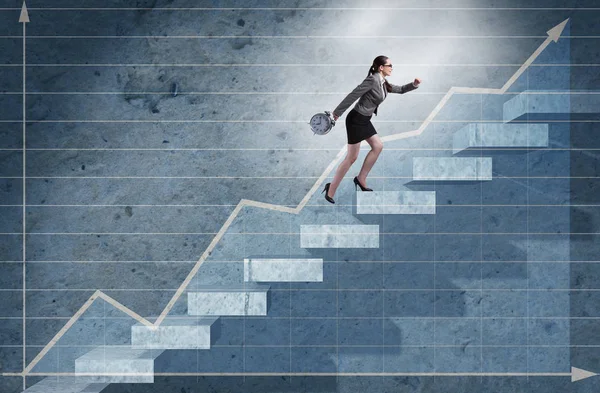Joven empresaria escalando escalera de carrera — Foto de Stock