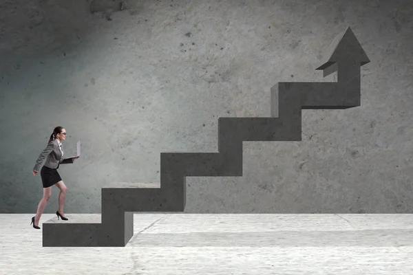Joven empresaria escalando escalera de carrera — Foto de Stock