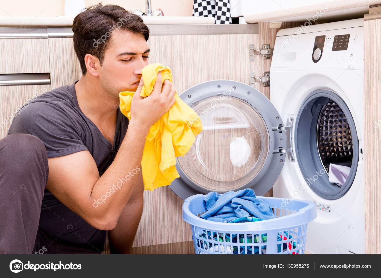 Marido lavando fotos de stock, de Marido lavando ropa sin royalties Depositphotos