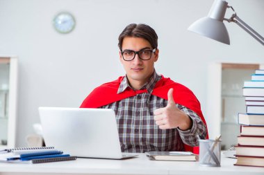 Sınavlara çalışan süper kahraman öğrenci.