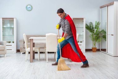 Süper kahraman temizleyicisi evde çalışıyor.