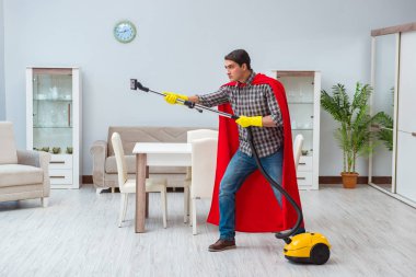 Süper kahraman temizleyicisi evde çalışıyor.